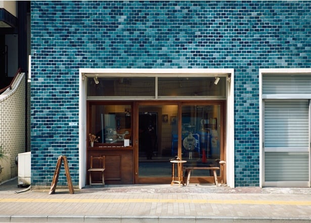【写真】店は元製本所をリノベーションした趣きある空間。駅から徒歩10分ほど、都会ながら落ち着いたエリアにある