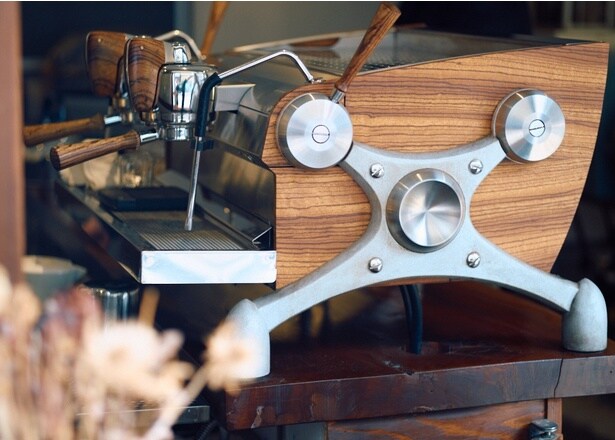 「エスプレッソ」(500円)やトニックウォーターを合わせた「エスプレッソトニック」(800円)を用意。マシンは「SLAYER(スレイヤー)」