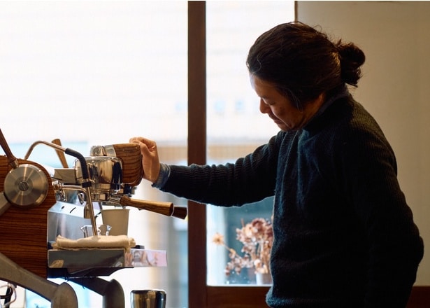 店主の宮村哲也さん。英語も達者な宮村さんのコミュ力の高さも魅力のひとつ