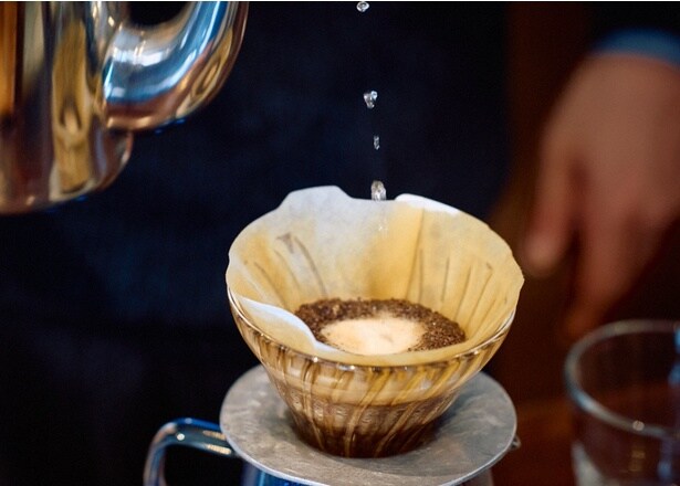 特徴的なお湯の注ぎ方は「SOL'S COFFEE」で学んだ。コーノ式の抽出方法が源流なんだとか