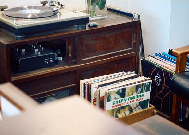 ブラックミュージックやシティポップ、ジャズ、ポストロック、ハードコアなど。宮村さんセレクトの音楽が、空間を彩るひとつのエッセンスに