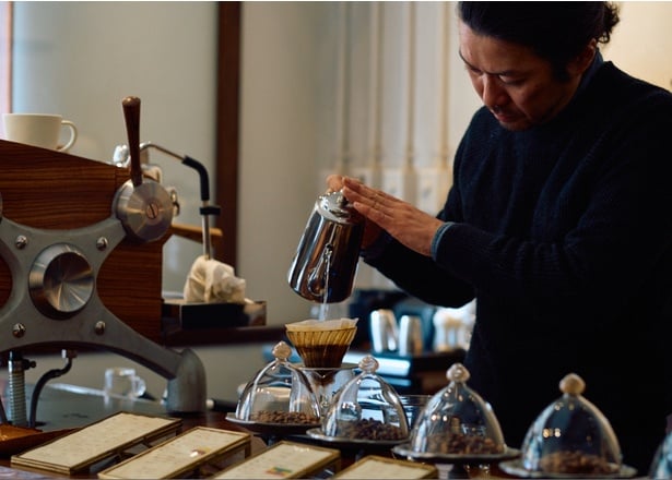 回し入れず、粉の真ん中だけを通すようにお湯を落とす