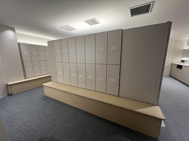 フィンランドのサウナ施設をイメージしたベンチのような長椅子がロッカー前にある