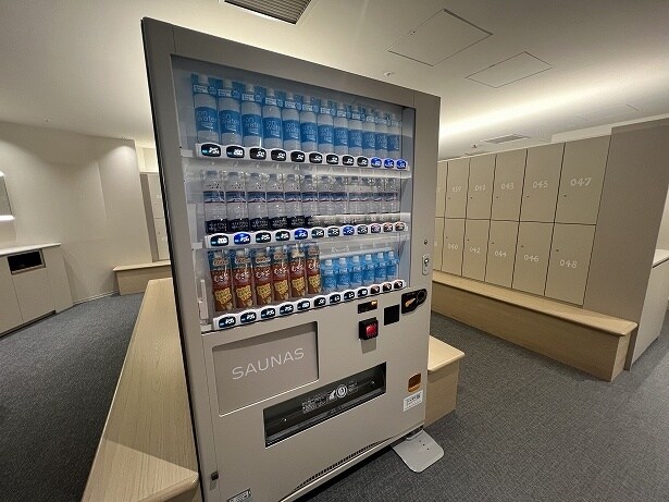 水分補給用の自販機はロッカーキーで購入できる