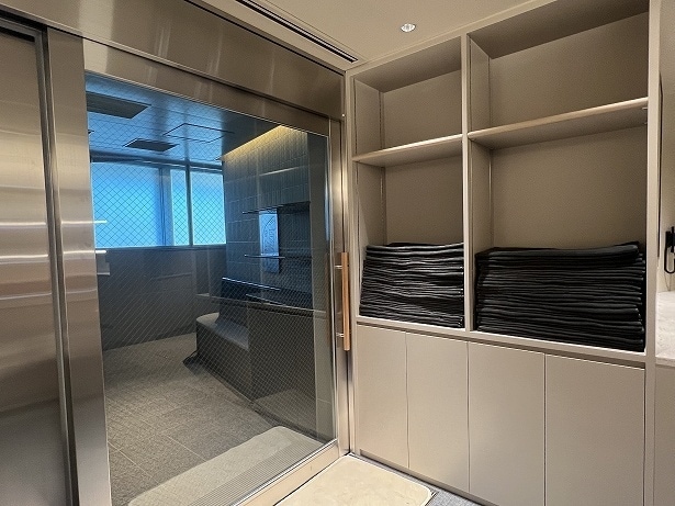 フェイスタオルとバスタオルが入口に置かれている