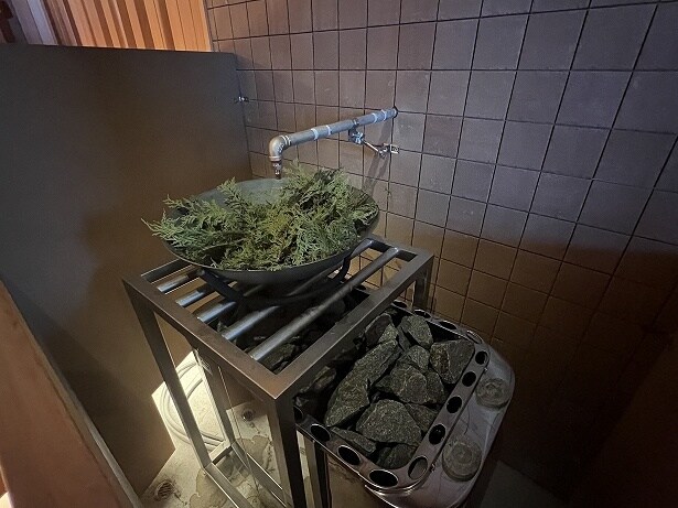 フレッシュな植物の香りと壁面からの香りが交差する