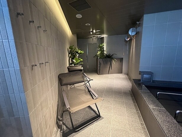 横になって入る水風呂の前に休憩用の椅子があり、その奥に水飲み場がある
