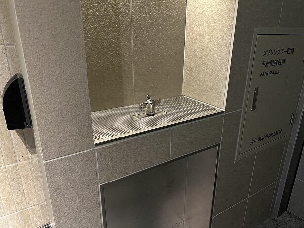 休憩用の椅子の奥に水飲み場がある