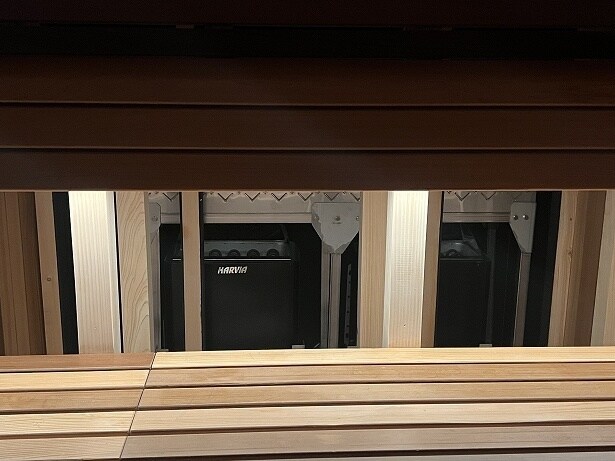 座面の奥にストーブが見える