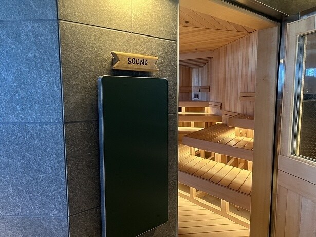 高音質なサウンドシステムを搭載した男性側の「SOUND」