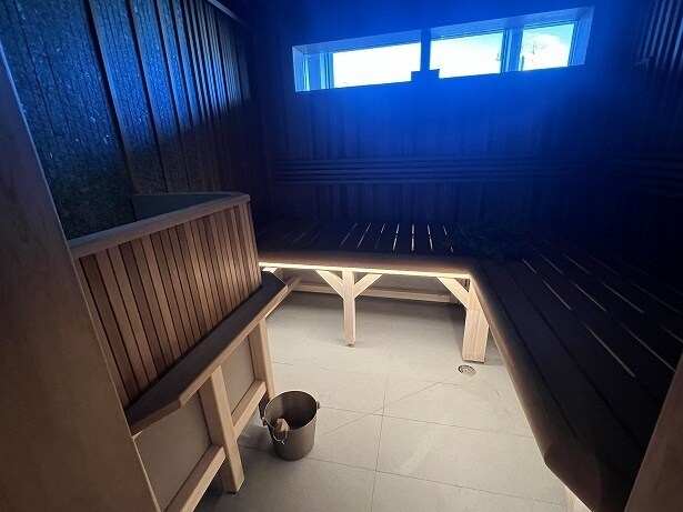 横になってウィスキングを受けるのに十分すぎるサウナ室