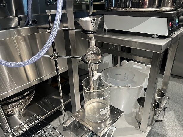 まさに実験室のような装置が並ぶ「LAB」内