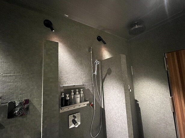 シャワーにはボディソープやシャンプーなどがそろっている