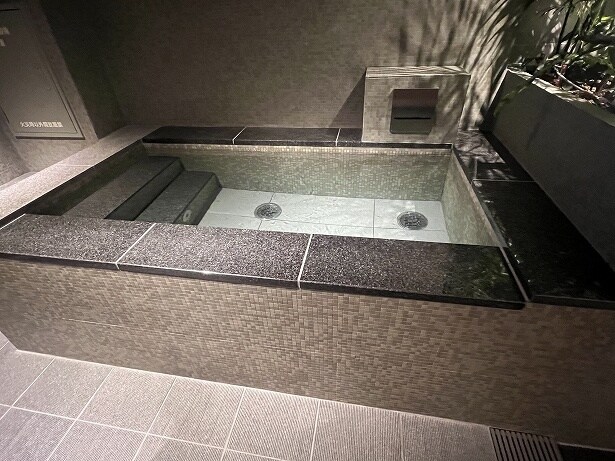 個室内に専用の水風呂がある