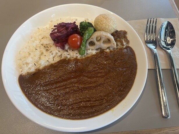 満足感があるがサラッと食べられる「果実とスパイス香るカレー」(1280円)