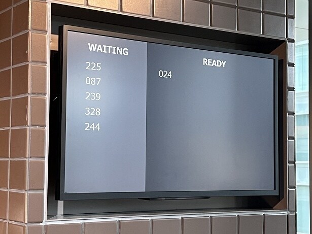テーブルのQRコードでオーダーし、モニターに表示されるシステム