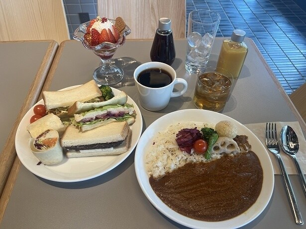 サウナを利用しなくても併設のカフェで一部メニューが食べられる