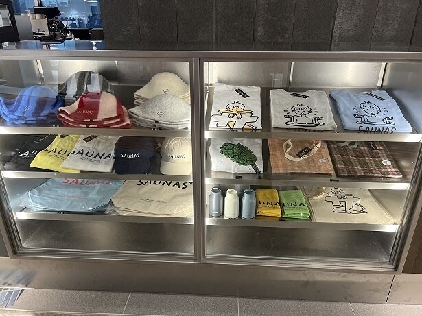 かわいいイラストのTシャツなど、さまざまなクリエイターとのコラボグッズも販売