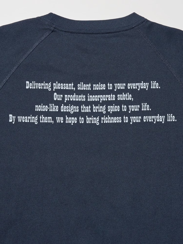 ホワイトとネイビーの2色は背面にも英字のメッセージプリント付き