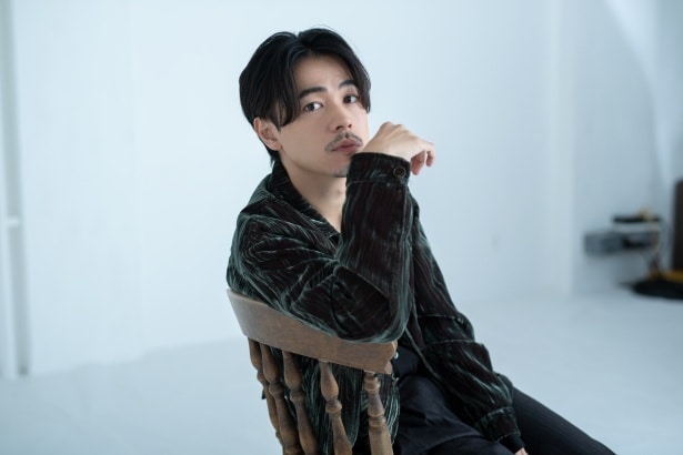 成田凌「人は信じたいものを信じる」最新作でSNSにより変貌する男を熱演。現代社会の“拡散”という恐怖