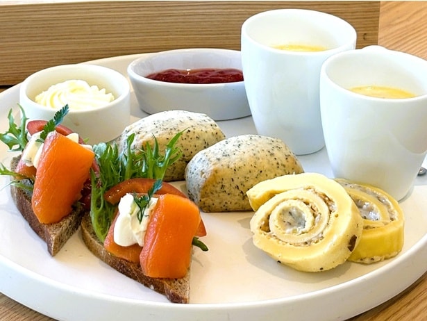 皿に盛られたセイボリー4種類※写真は2人分