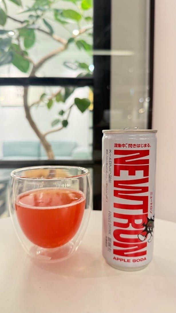 【写真】透明感のある赤みがかった色味が特徴の「NEWTRON」(1本250ミリリットル、4本入り/1200円〜1700円前後)