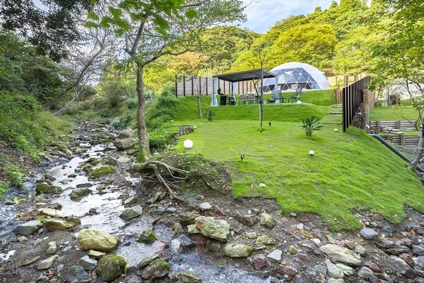 森の中に佇む「SUP BASE KAMOGAWA」