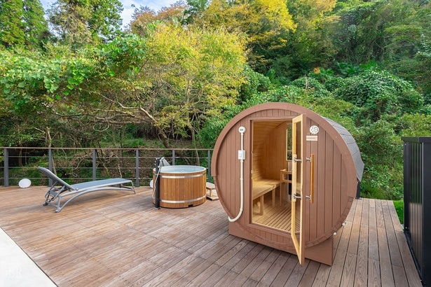客室に設置された本格バレルサウナ