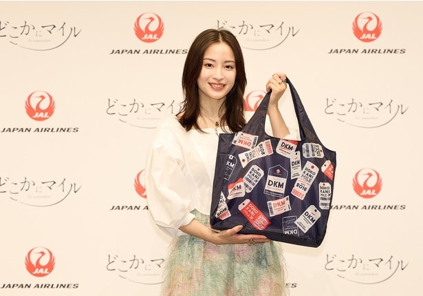 「かわいい!」と非売品のオリジナルエコバッグを手にする広瀬すずさん
