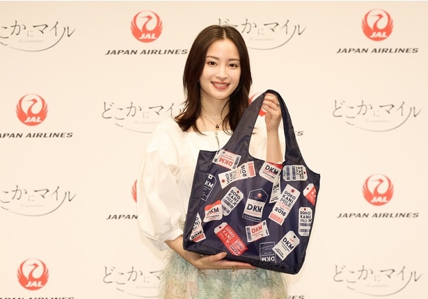 「かわいい!」と非売品のオリジナルエコバッグを手にする広瀬すずさん