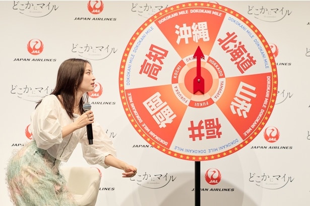 【写真】旅ルーレットを見守る広瀬すずさん