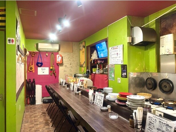 カウンターのみというのも一人で訪れやすいポイントの一つ。食堂のような雰囲気でほっとさせてくれる