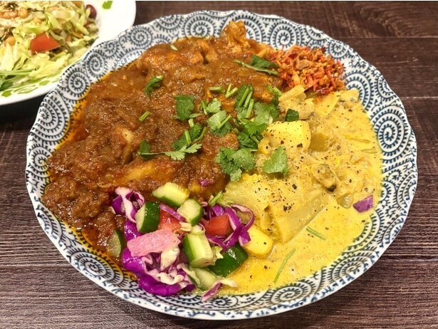 「ミャンマーカレー」(写真は3種あいがけ/1400円。1種は1000円、2種は1200円)。パクチーを入れる前に声をかけてくれるので、苦手な人は抜いてもらおう