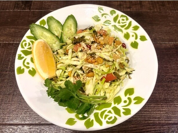 「ラペットゥ」(500円)。メニュー表には「ミャンマーお茶葉サラダ」と書かれている