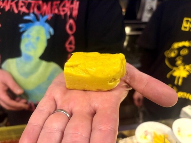 「トーフジョー」に使用している自家製ひよこ豆豆腐。「にがりがいらないから簡単に作れるんですよ」と徳広さん