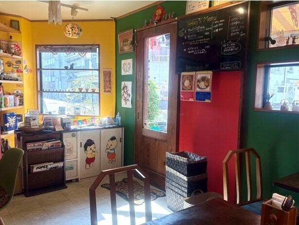 窓から光が射し込み、穏やかな空気が流れる。あくまで“ディープな街”であって、決して“暗い街”ではないのだ