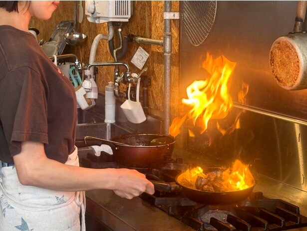 焼きハラミを焼く様子。盛大に上がる炎を見れば、テンションも上々だ