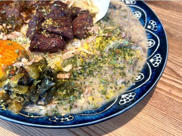 「とろ牛すじの白味噌辛子蓮根」。「とろ牛すじ」というだけあり、噛む力がいらないほどほろほろ!お酒にも合いそうだ