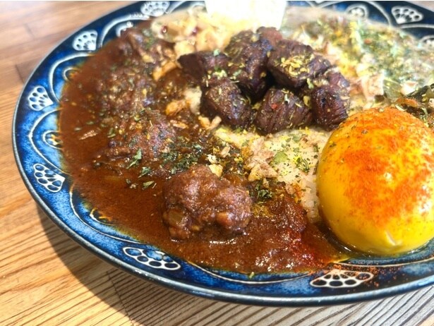 「牛タンハンバーグ」。どこか懐かしさを感じる味だが、牛タンの旨味がじゅわっと広がる新しさも