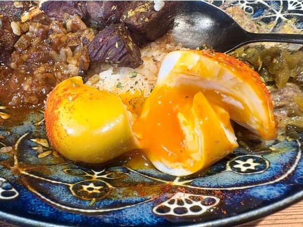 「ココロスペシャル」には“スパイスカレーといえば”の「スパイスたまご」もトッピングされている。単品は100円