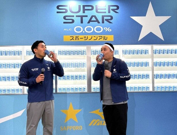 乾杯後、おいしそうにゴクゴクと飲む2人。相撲好きの内海さんは「土俵下の水もこれにしたらいい!」と笑いを誘った