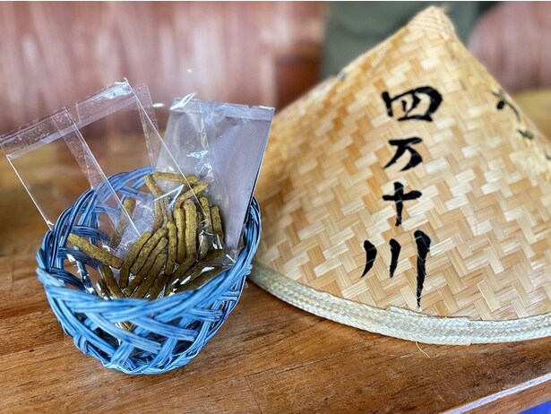 四万十の天然アユを使ったかりんとうと、青のりのかりんとう、どちらか好きなほうをおやつにもらえる