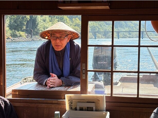 船頭の荒地さんはトーク上手。約50分の船旅も退屈させない