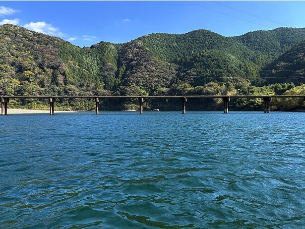 佐田沈下橋の一本上流に架かる三里沈下橋が見えてきた。屋形舟は橋の下を通過する