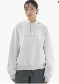 ゆったり着こなして、ロゴを楽しむ。毎日に寄り添うフーディー【ニューバランス】のパーカーがAmazonに登場中‼
