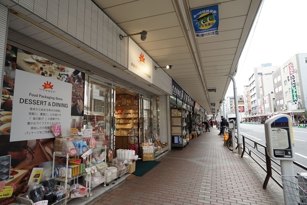 業務用から家庭向けまで、実用的な道具が所狭しと並ぶ店先