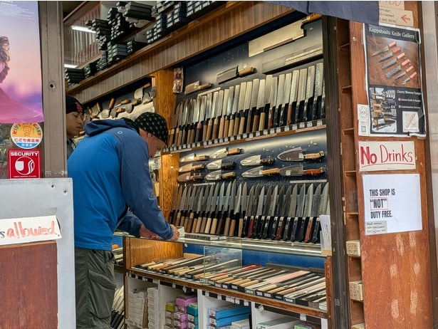 ずらりと並ぶ和包丁。用途や握り心地を確かめながら選べるのも、専門店ならでは