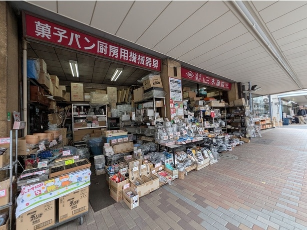 菓子型や厨房機器、細かな調理道具までが店先に並ぶ