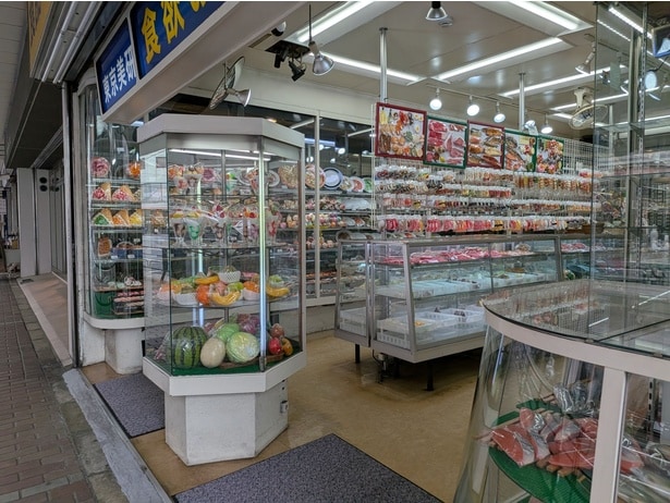 ラーメンやスイーツの食品サンプルは、リアルさに思わず見入ってしまう。観光客にも人気のジャンル
