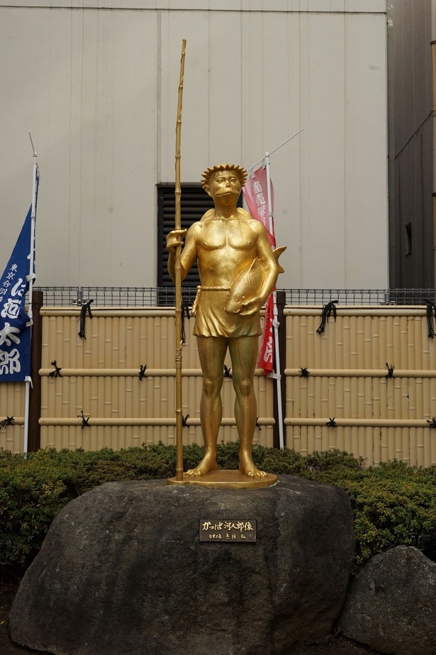 かっぱ橋道具街の名前の由来を象徴する、金色のかっぱ像。街歩きの途中に立ち寄りたい定番の記念撮影スポット